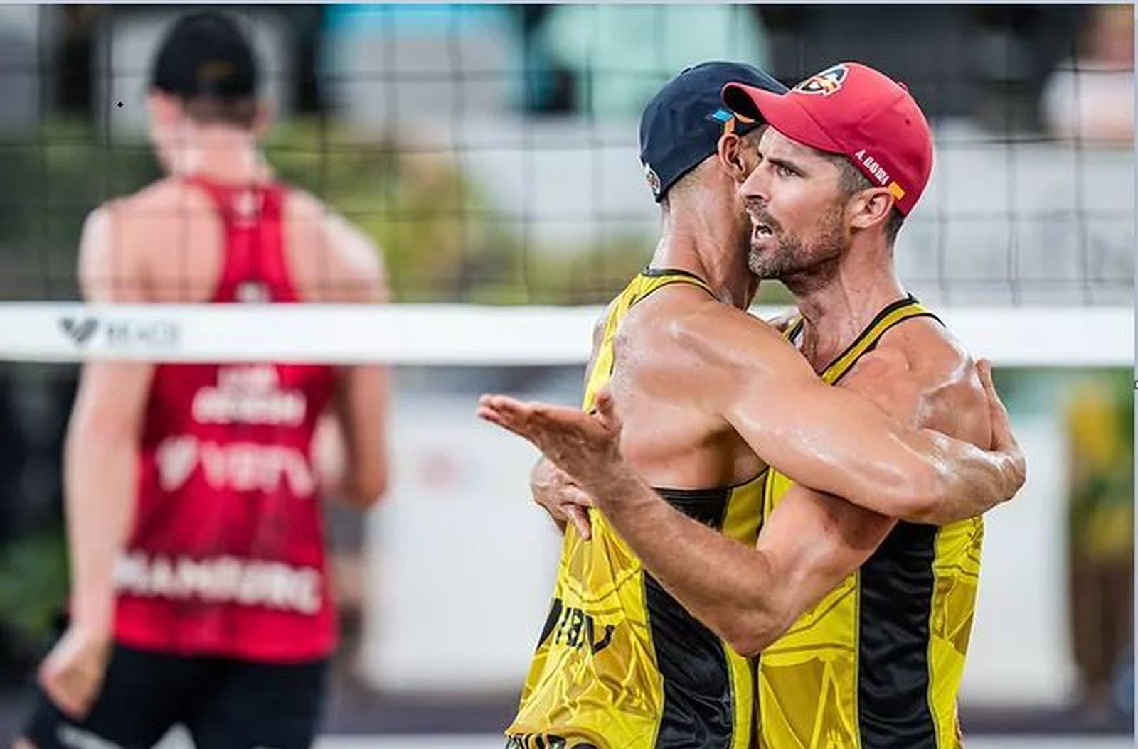 Herrera y Gavira se felicitan tras consumarse su clasificación, este sábado