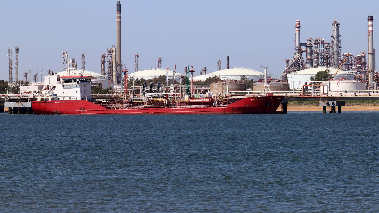 Un buque en el Puerto Exterior de Huelva.