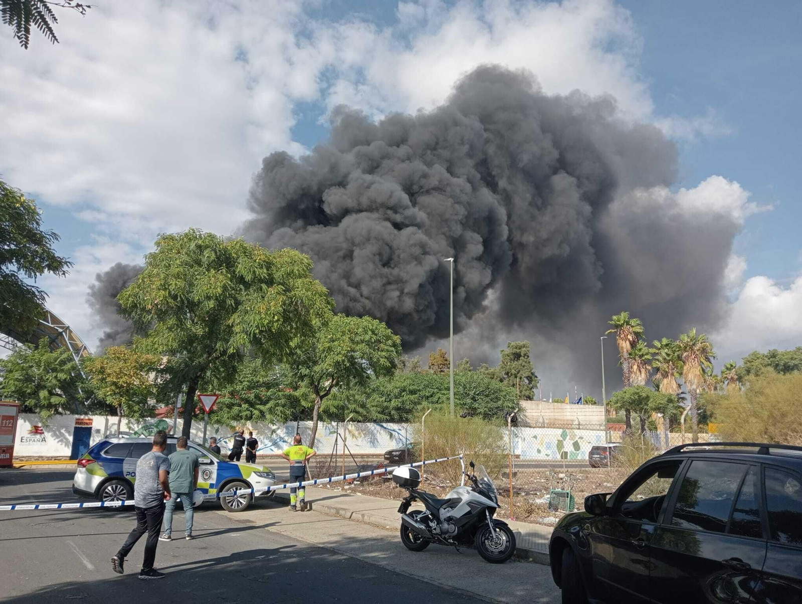 Las imágenes del incendio en la nave de Antonio España Gestión de Residuos.