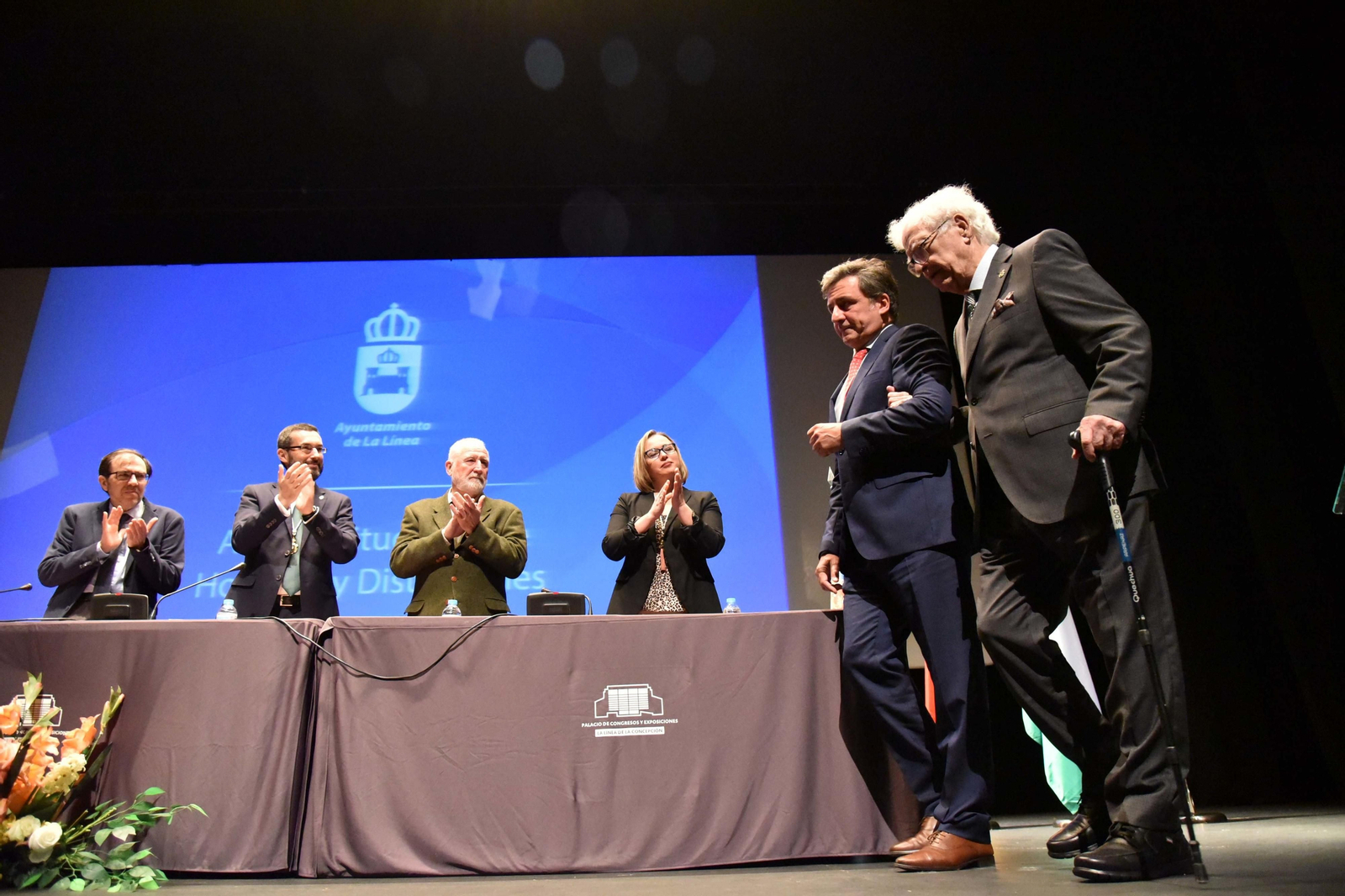 Luis Mañasco, acompañado de su hijo, al recoger el título de Hijo Predilecto