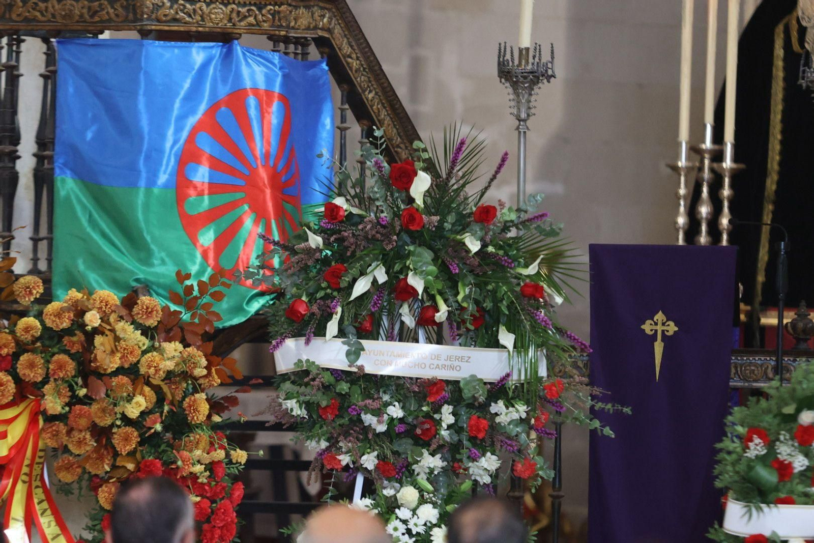 Así es la capilla ardiente de Rafael de Paula en Santiago: capote, montera y la bandera gitana