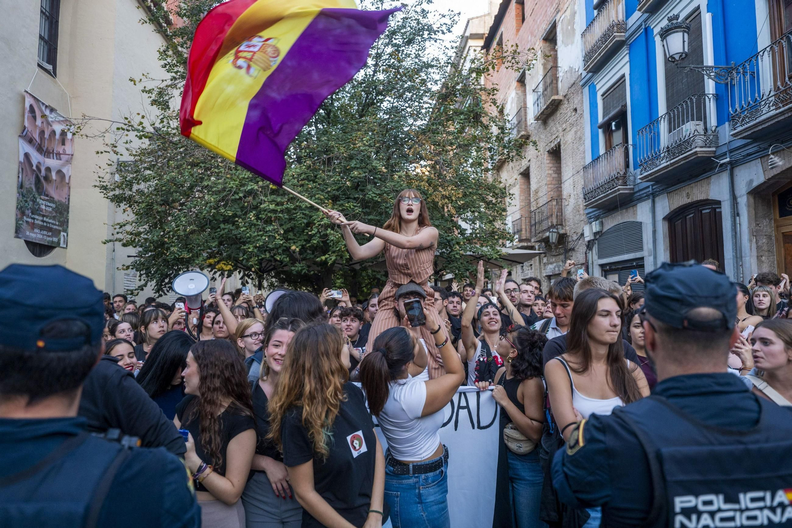 Fotos: Tensión en la Plaza de Derecho de Granada ante la presencia de Vito Quiles