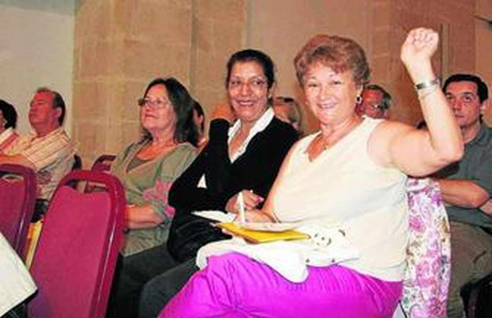 Una de las personas inscritas en el registro de demandantes tras conocer su puesto en el orden de adjudicación.