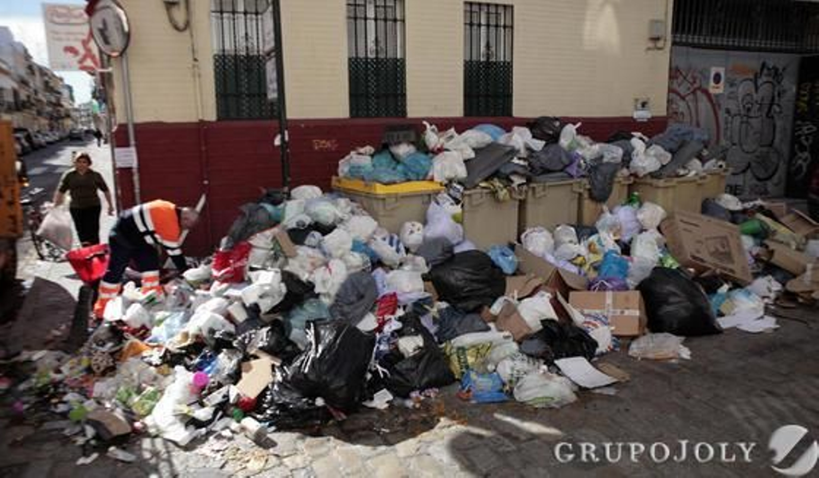 Montañas de basura se acumulan por las calles de Sevilla.

Foto: Juan Carlos Muñoz