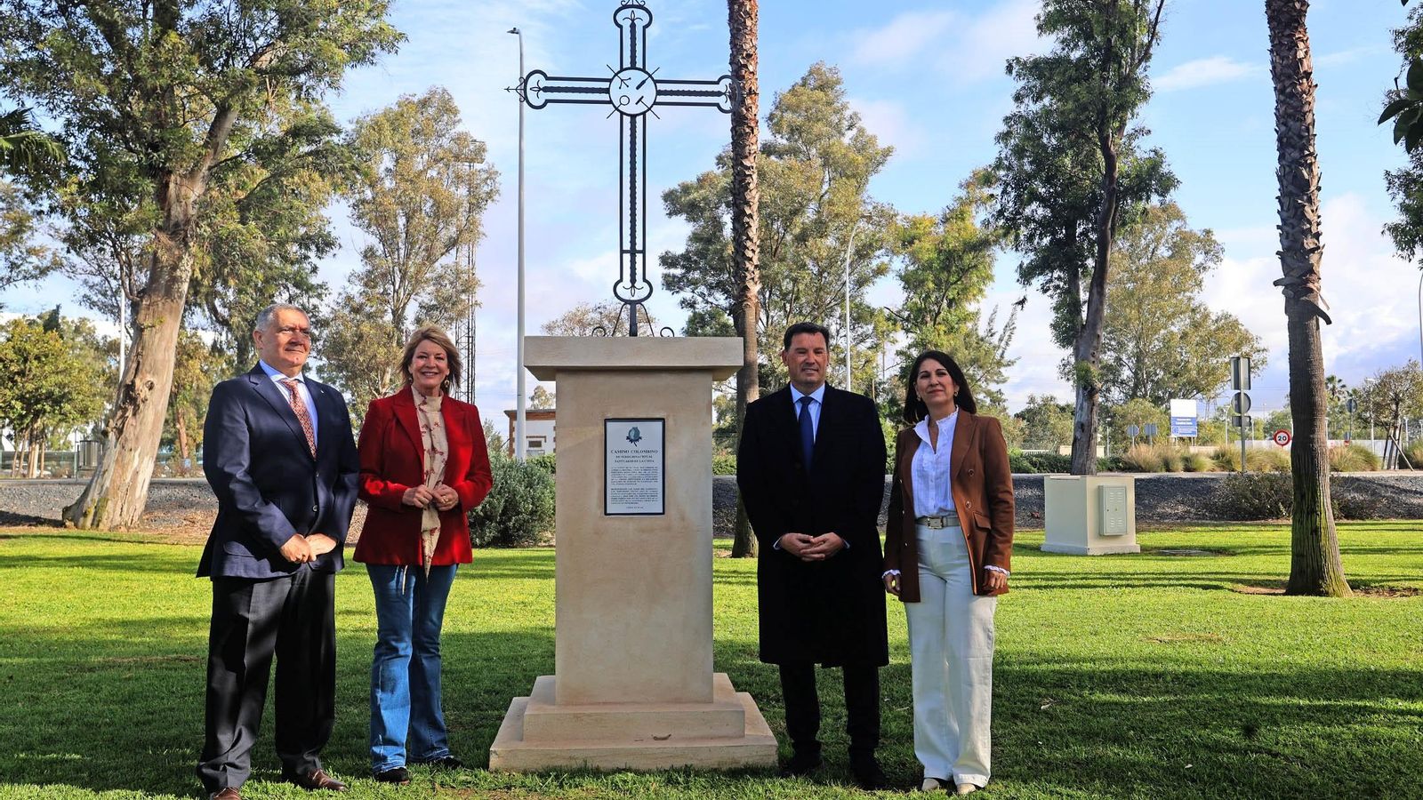 Esteban Brito, Pilar Miranda, Alberto Santana y Teresa Herrera junto a la Cruz