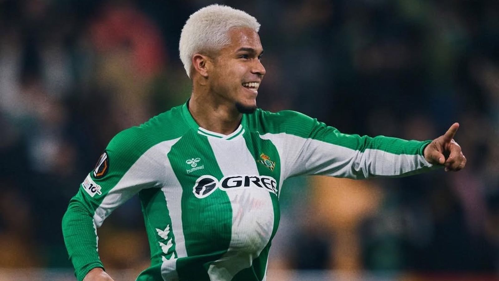 Cucho Hernández celebrando un gol del Betis en La Cartuja