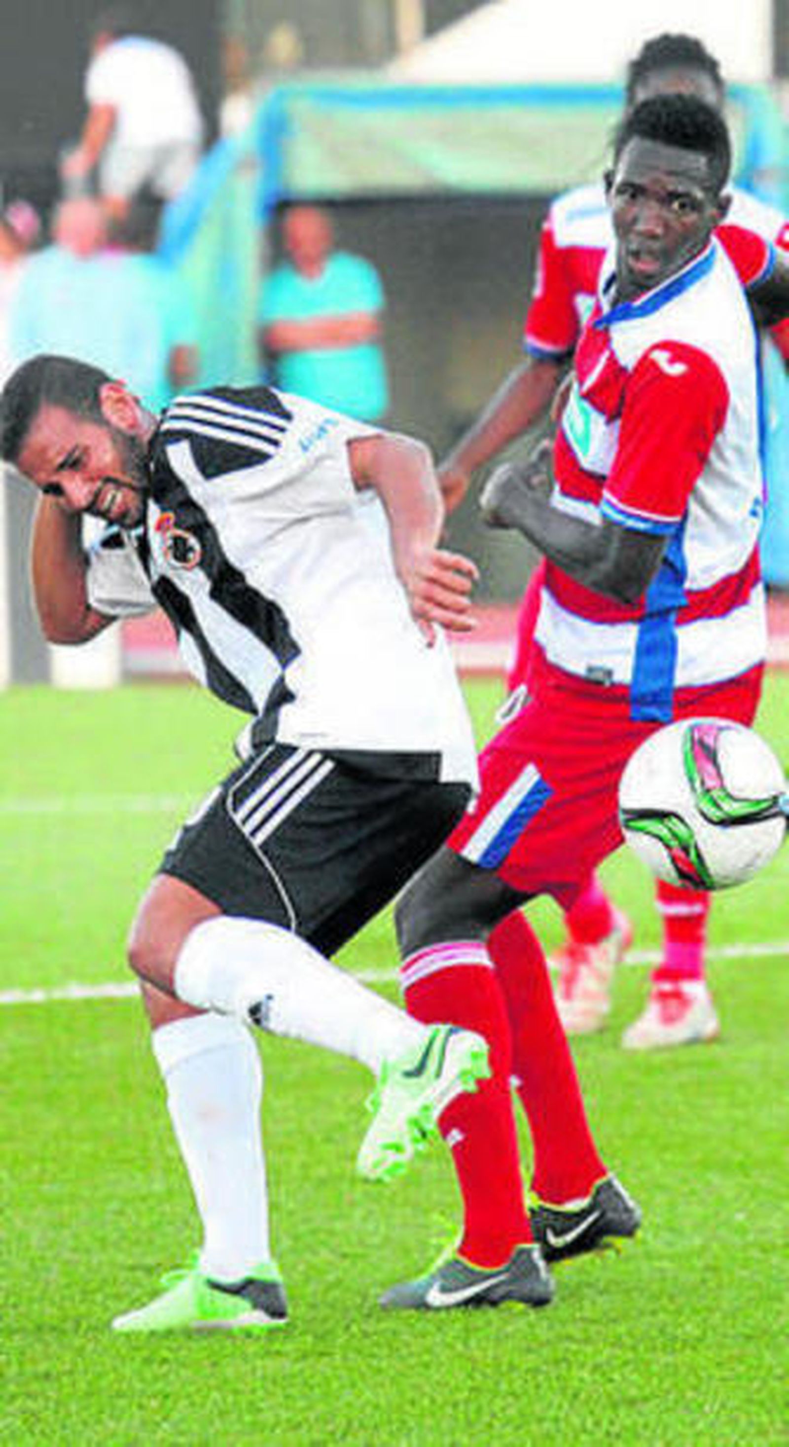 Ismael Chico, otra vez el mejor de los de casa, envía atrás en un centro que no encontró rematador.