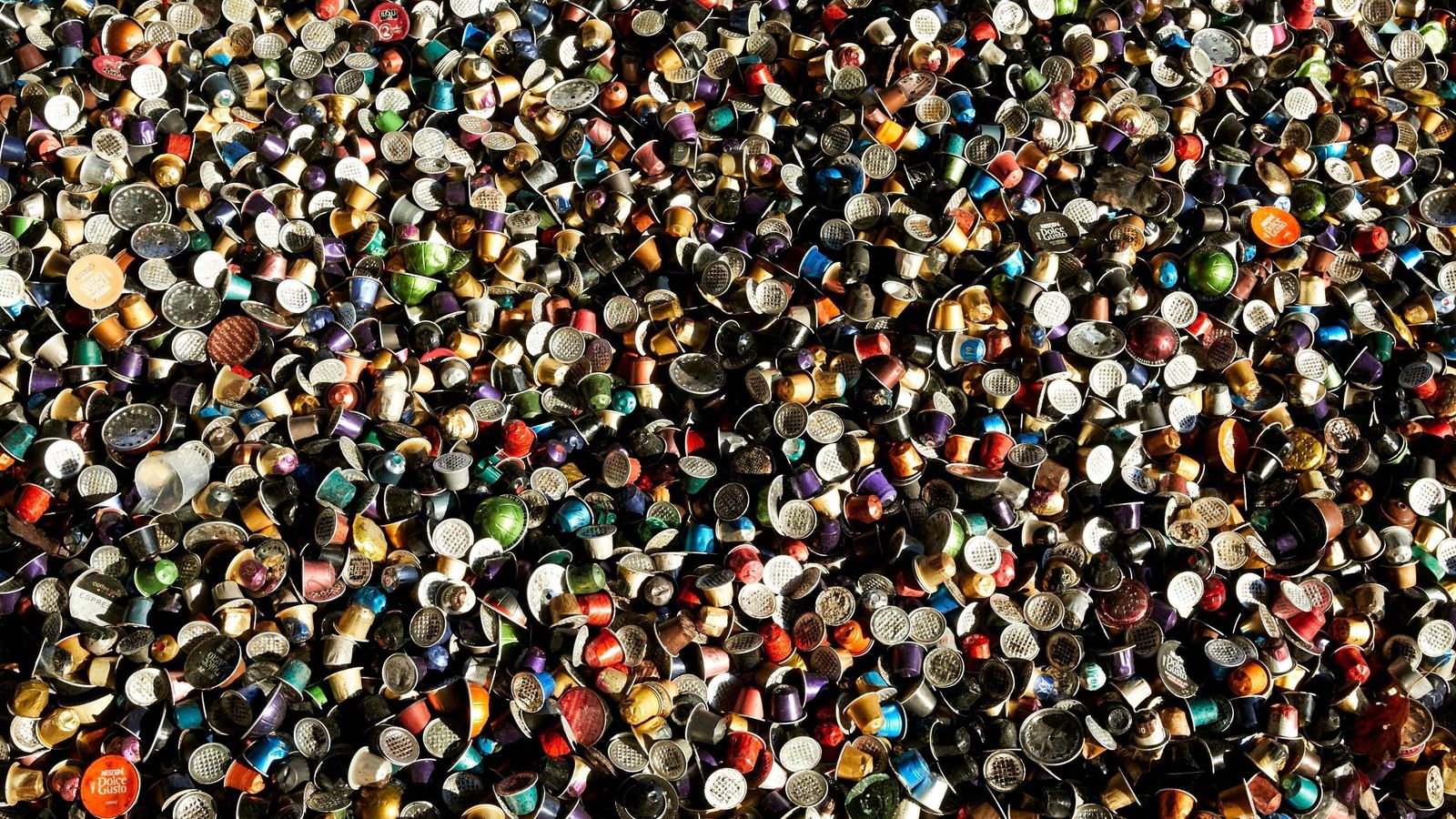 Con este sistema colaborativo, se logra que las cápsulas de plástico y aluminio que se recogen terminen recicladas y se asegura su circularidad.