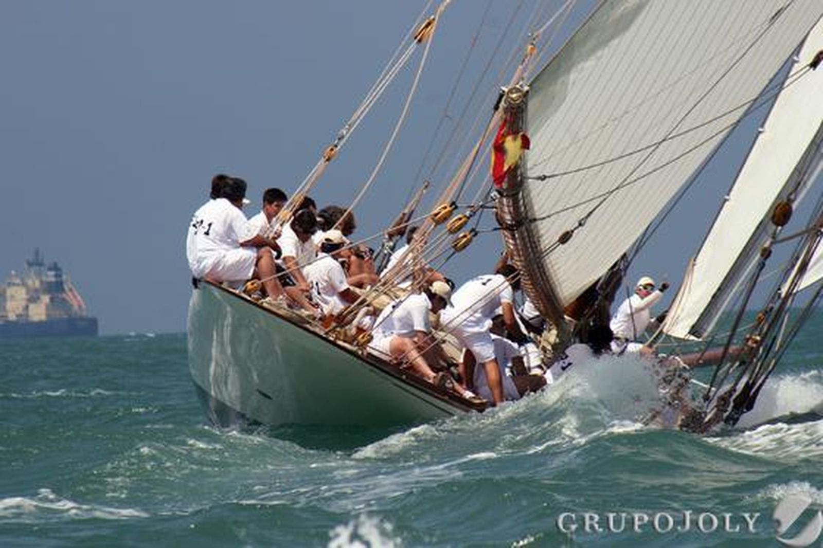 Imagen del velero Hispania, intentando girar hacia etribor

Foto: J.D. Corzo