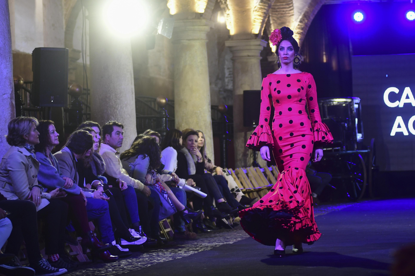 Una modelo desfila en la pasarela flamenca.