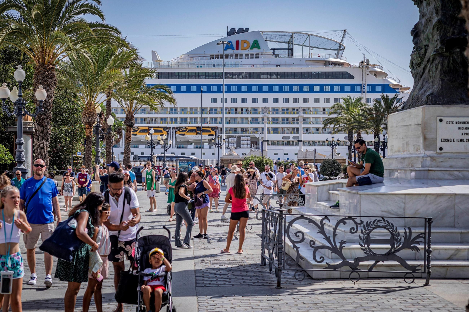La llegada de cruceros a la ciudad suele venir siempre acompañada de un gran aumento del número de personas que se pasean por sus calles. La llegada de cruceros a la ciudad suele venir siempre acompañada de un gran aumento del número de personas que se pasean por sus calles.