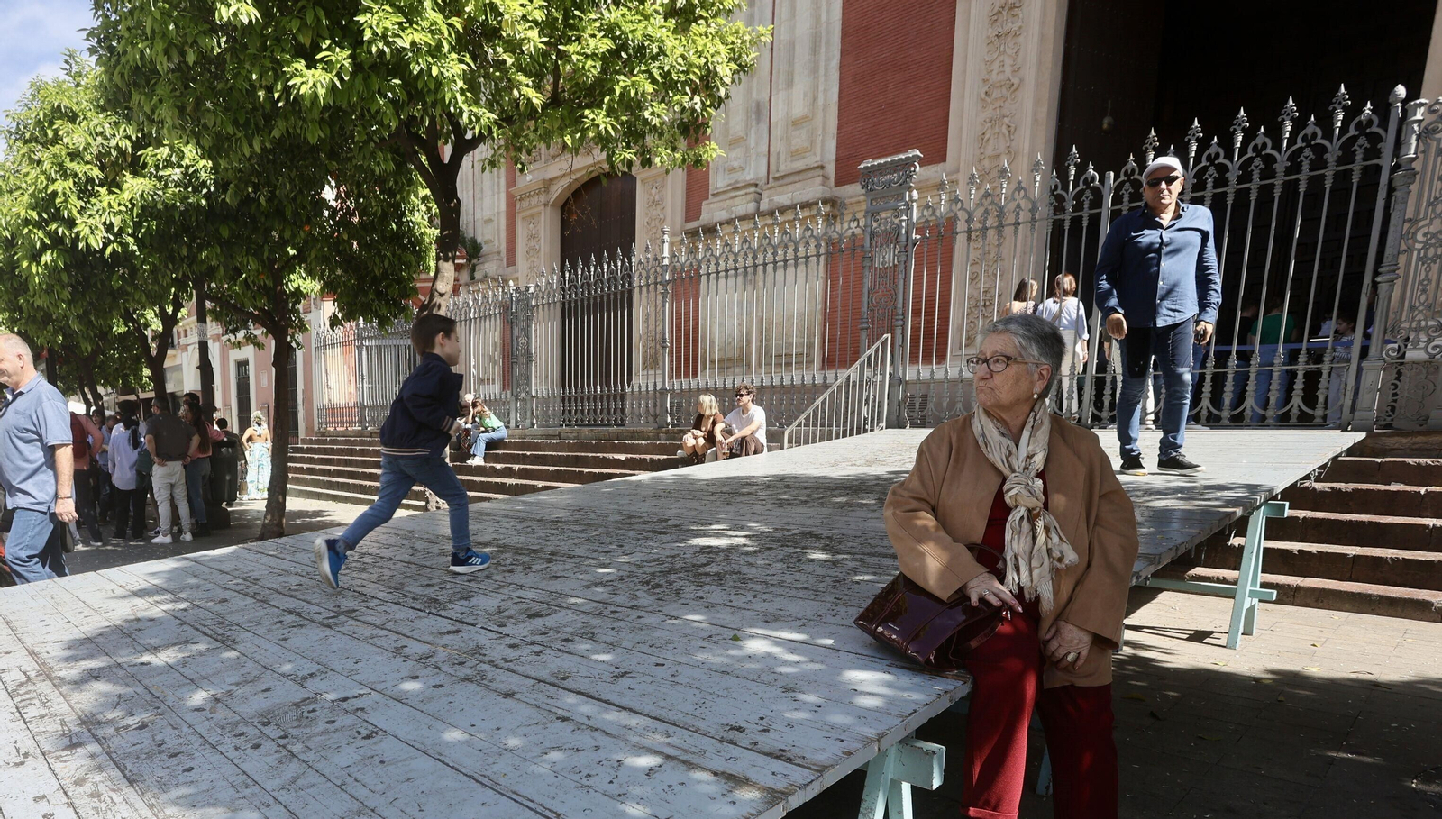 Sevilla, a rebosar en el último fin de semana del invierno