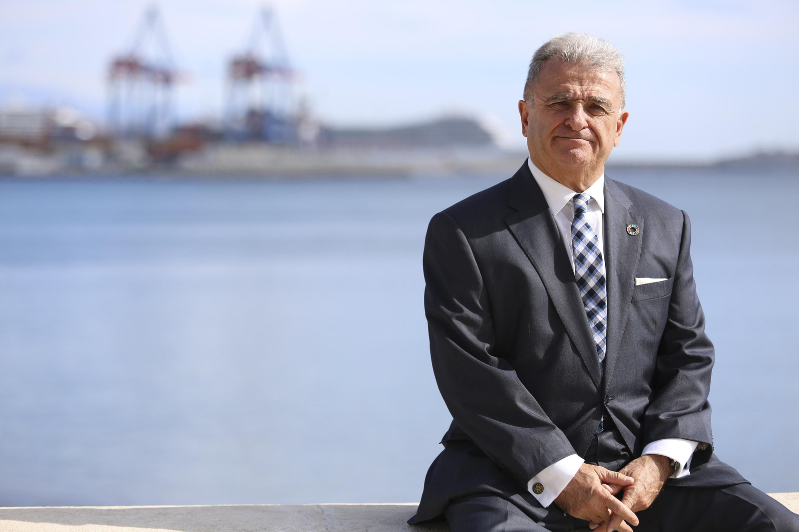 Rafael Pérez Peña en el paseo marítimo Antonio Machado.