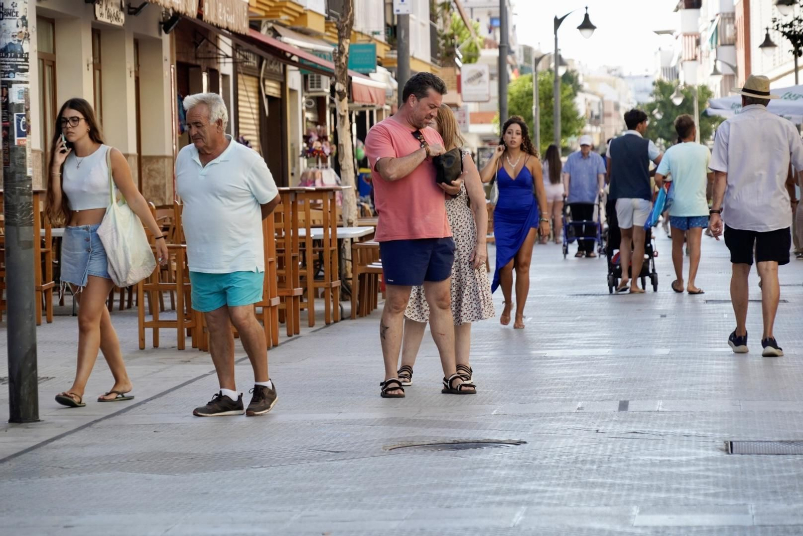 La Calle Ancha de Punta Umbría, una tarde de verano con el sol cayendo