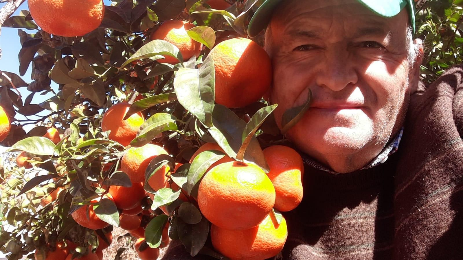 n Diego Castaño posa para un ‘selfie’ con sus naranjas.