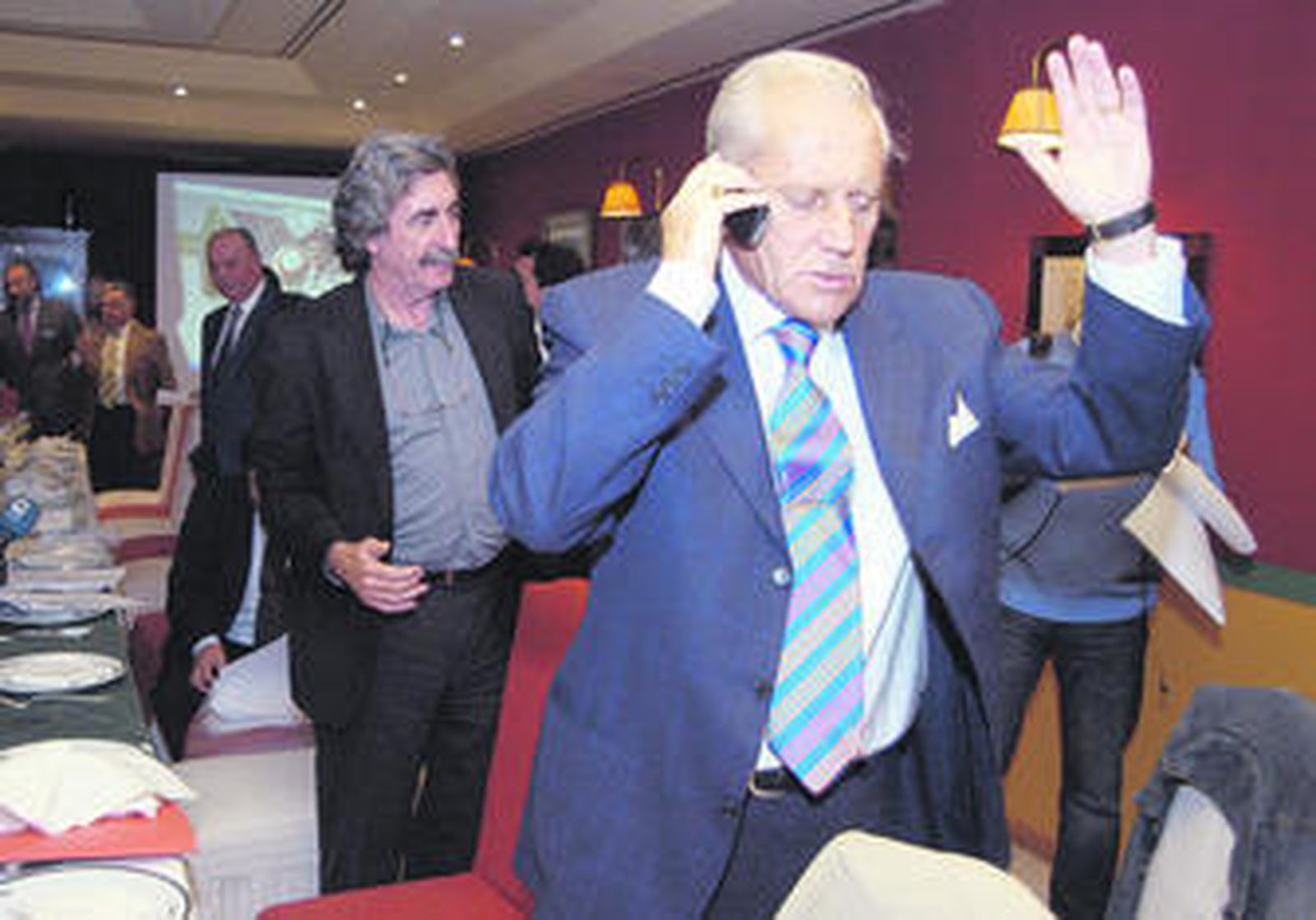 Hugo Galera habla a través de su teléfono móvil.