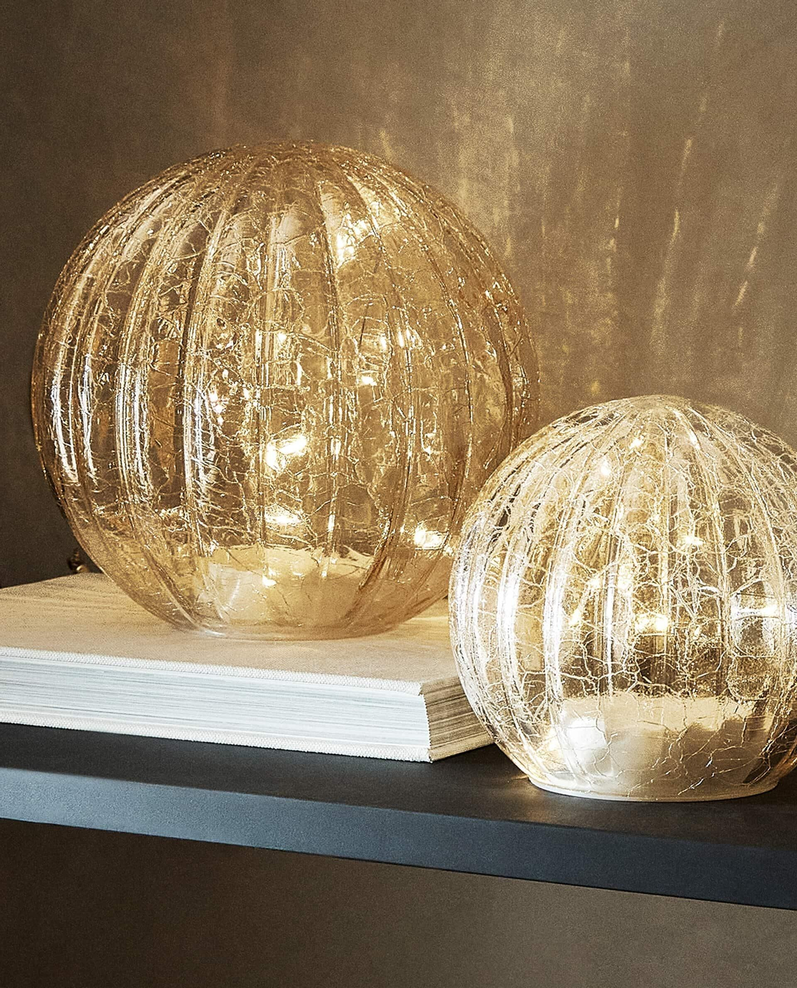 Lámparas con forma de bolas de Navidad (Zara).