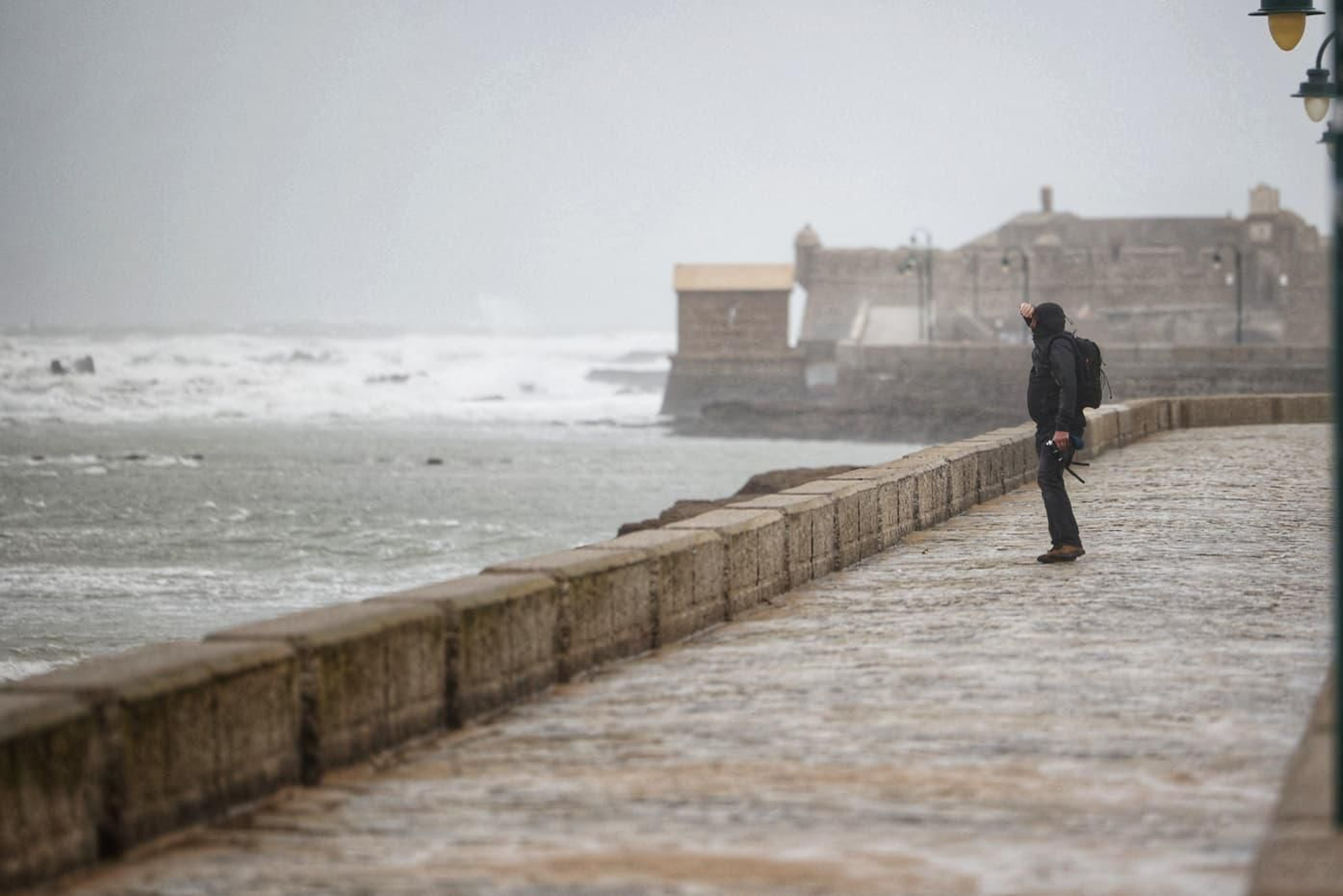 Un día de lluvia y viento en Cádiz.
