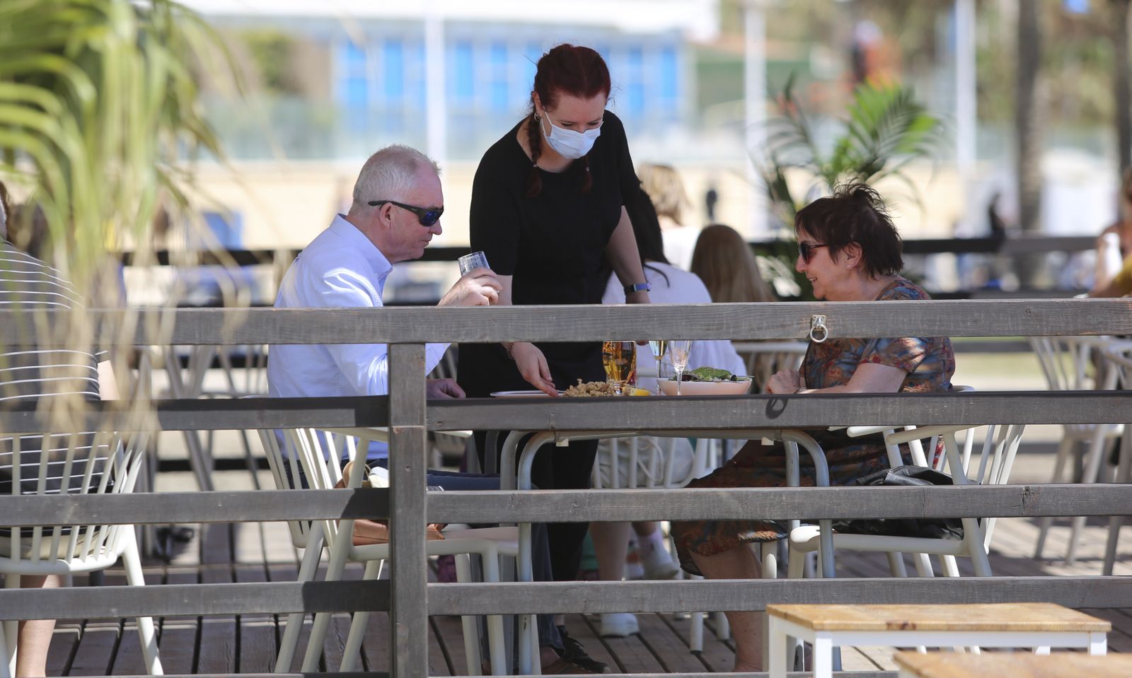 Fotos de los arreglos en las playas de Málaga, que no impiden a los malagueños disfrutar del buen tiempo