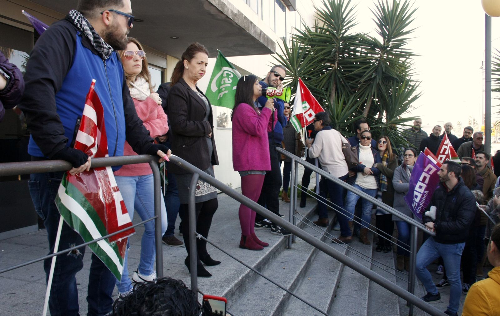 Una imagen de la movilización que se lleva a cabo estos días en las puertas de la empresa.