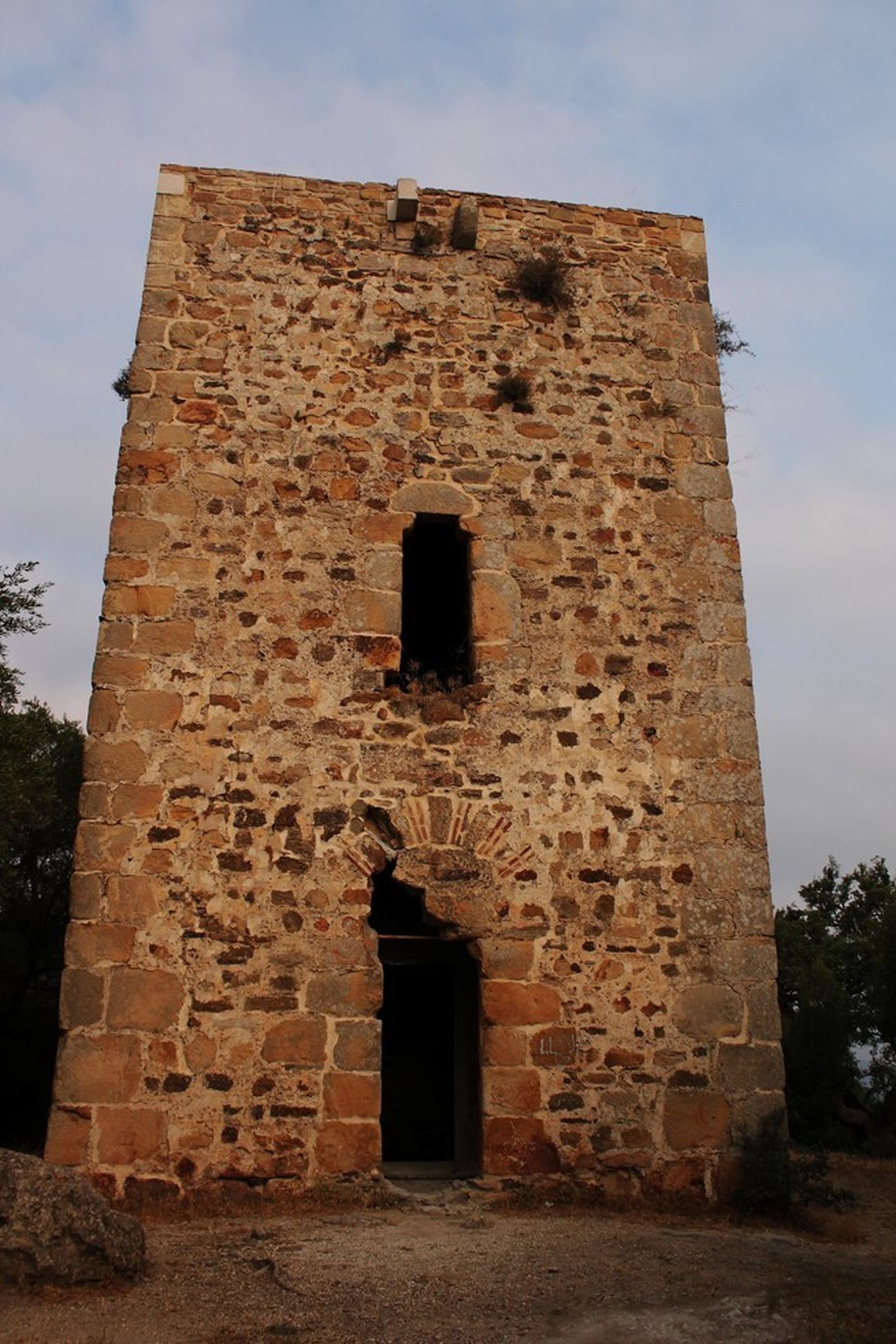 La torre de Botafuegos. Camino de la Trocha