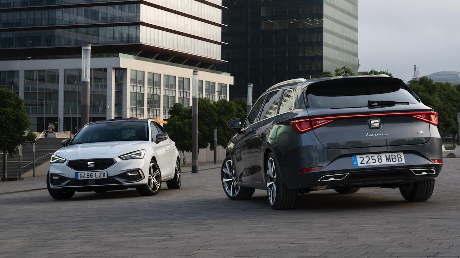 El León está disponible con dos tipos de carrocerías: cinco puertas y familiar Sportstourer. Respectivamente, la primera versión mide 4,37 m de largo y la segunda, 4,64 m. El maletero tiene una capacidad de hasta 380 litros en una y 620 en la otra.