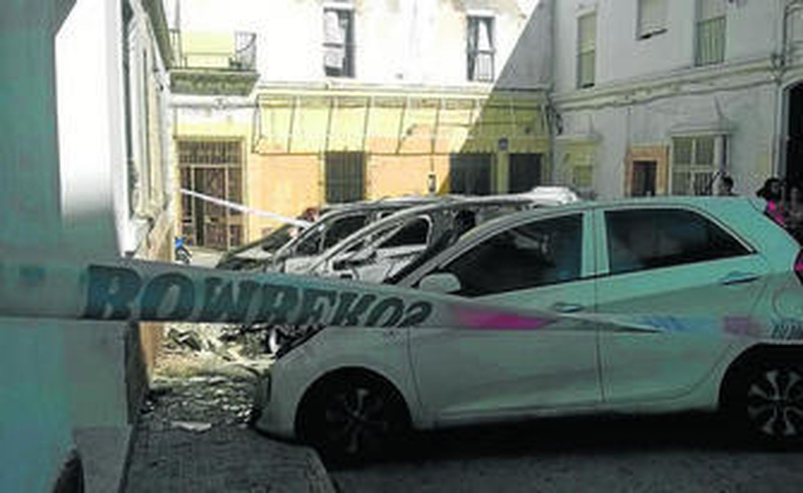 Vehículos estacionados en la trasera del centro de salud Rodríguez Arias que se vieron afectados por el fuego.