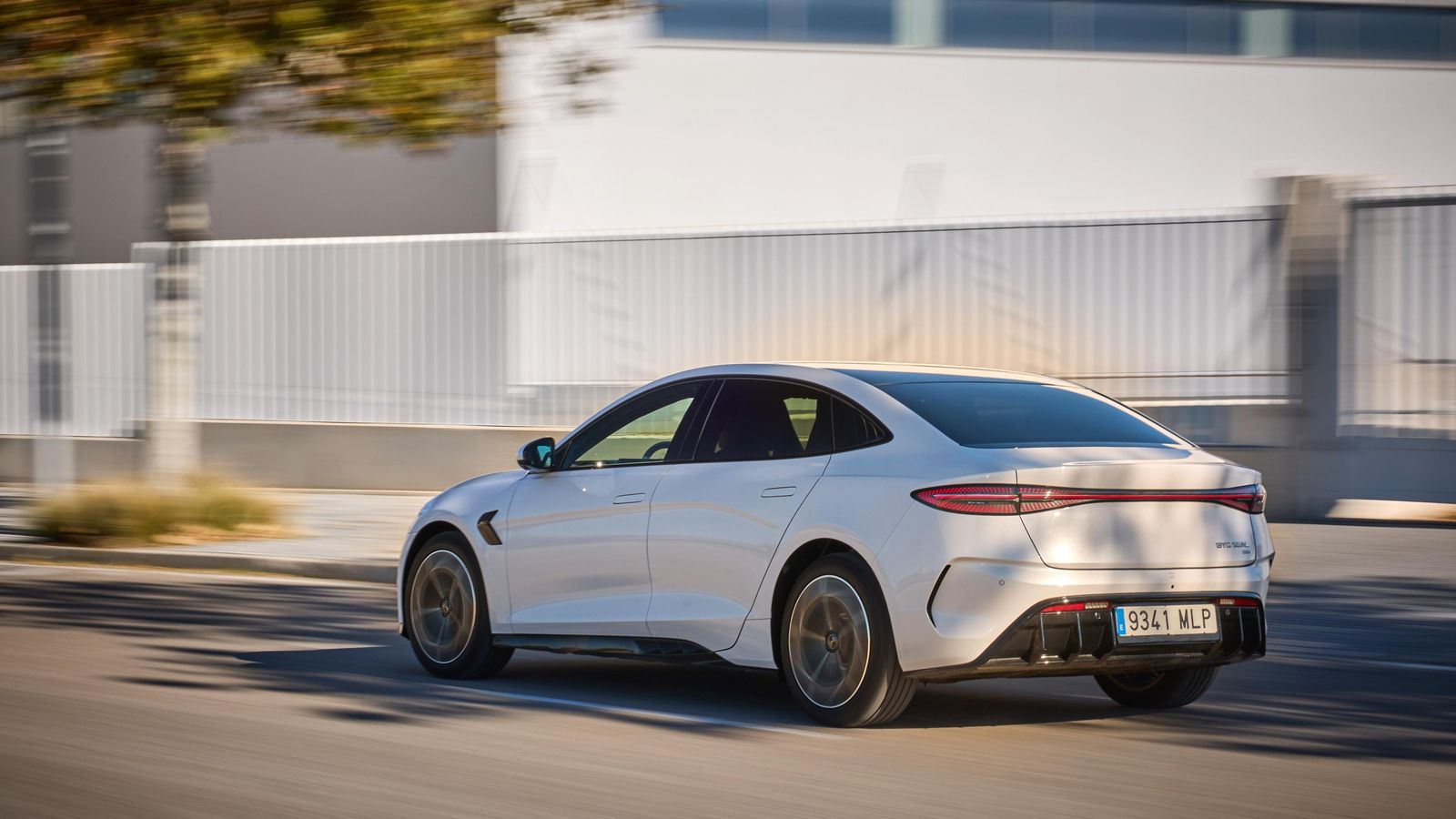 El BYD Seal es una berlina de cuatro puertas con 4,80 m de largo, 1,88 m de ancho y 1,64 de alto. Su distancia entre ejes es de 2,92 m.