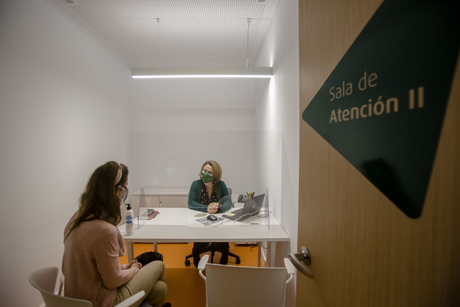 Una paciente oncológica con la psicóloga de la AECC en la sede de la entidad en Cádiz.