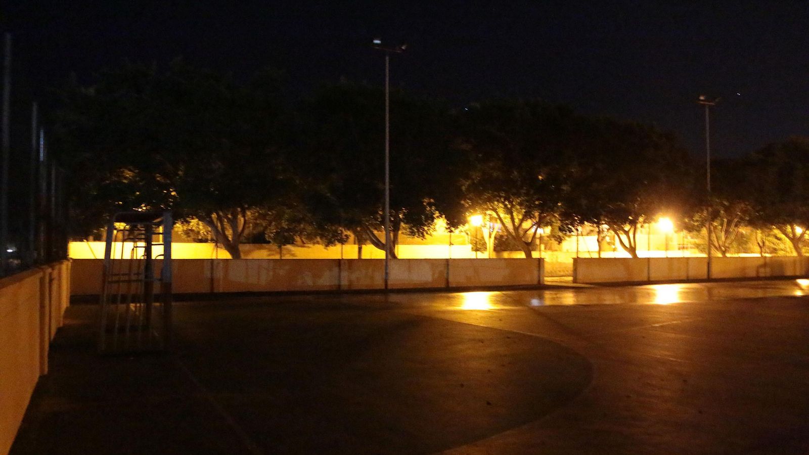 Pista de Nueva Almería, sin la iluminación deseada Pista de Nueva Almería, sin la iluminación deseada