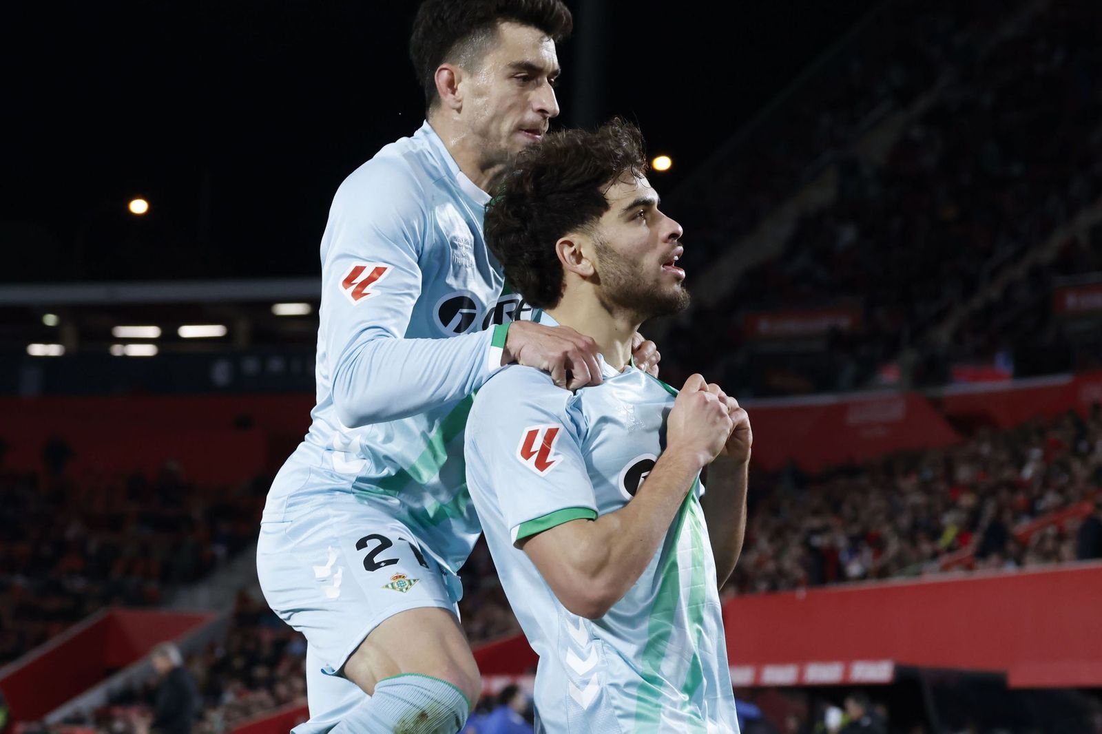 Marc Roca felicita a Abde tras el tanto del marroquí al Mallorca.