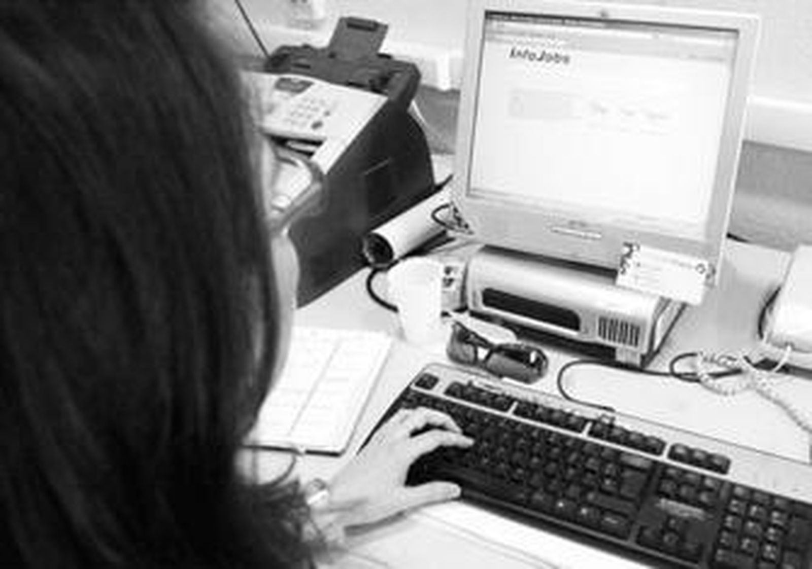 Una joven busca empleo en www.Infojobs.net que se adapte lo máximo posible a su perfil.