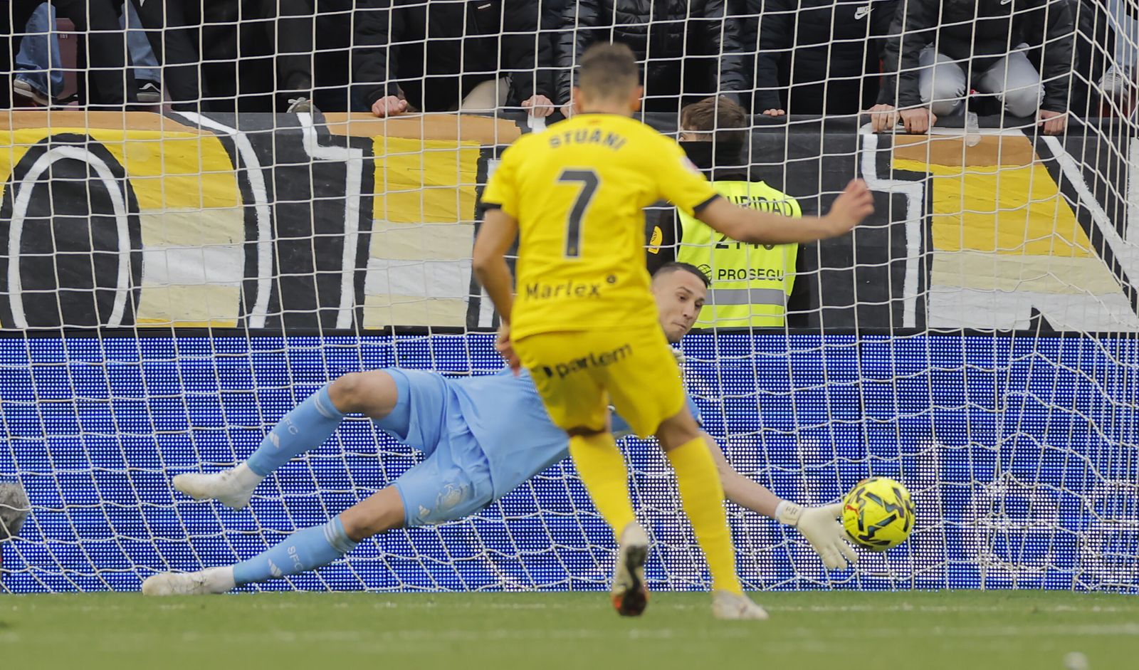Vlachodimos detiene el penalti lanzado por Stuani para darle un punto al Sevilla.
