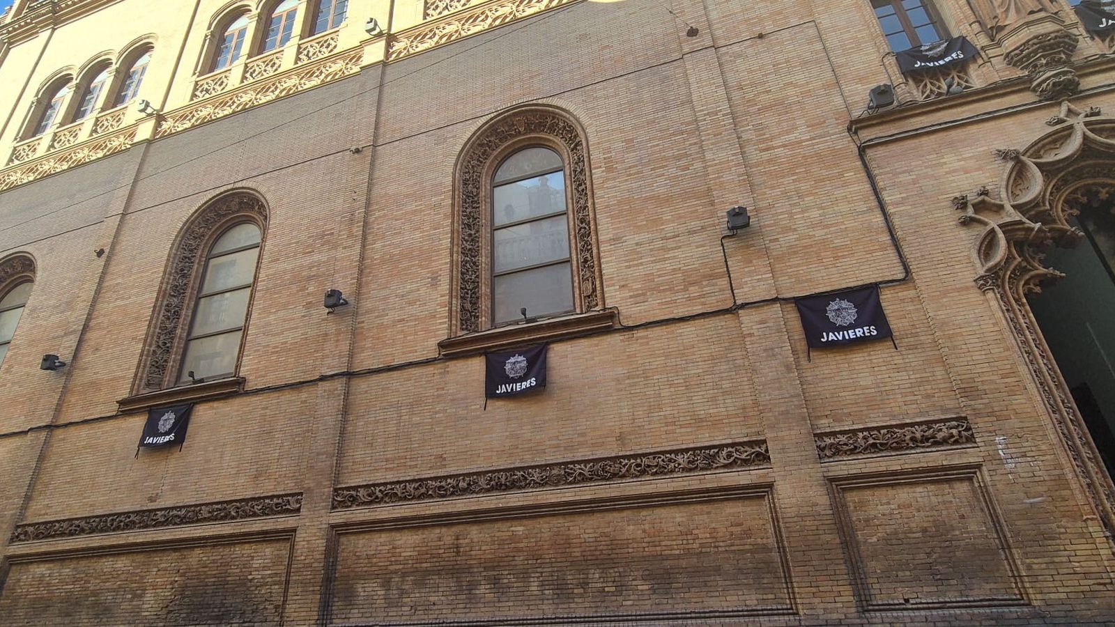 La magnífica fachada de la capilla de los Luises con las mencionadas banderas