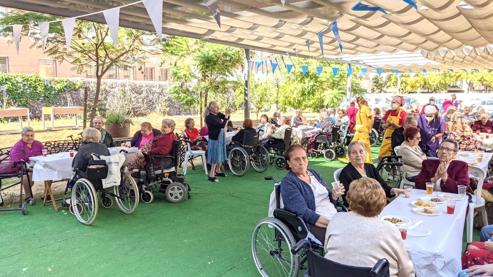 Residentes y trabajadores de la residencia Gerón en Sevilla celebran la Fiesta del Otoño.