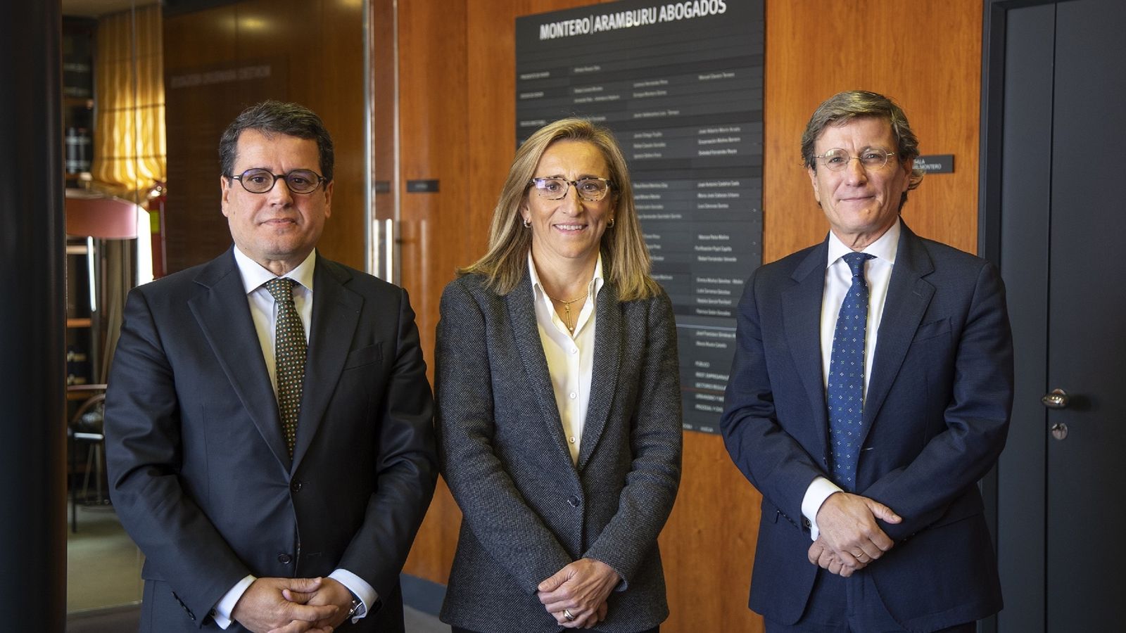 María José y los socios codirectores de Montero Aramburu Leonardo Neri (izquierda) y Javier Valdecantos (derecha).