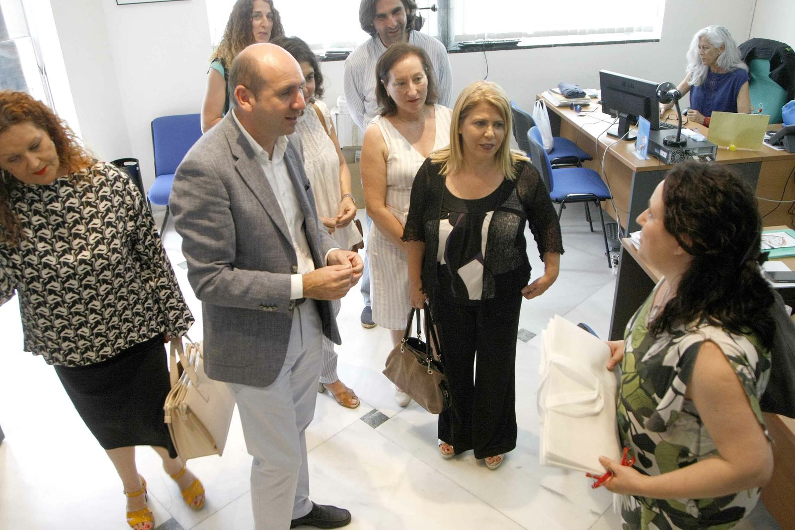 Francisco Conejo y la alcaldesa conversan este viernes con la presidenta de Acoje, Nela García.