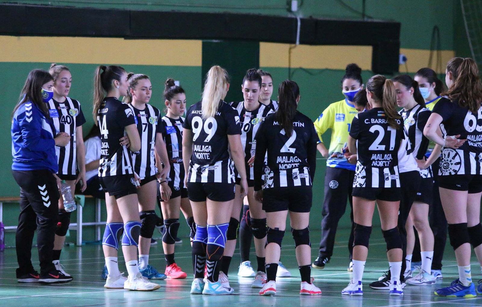 Un tiempo muerto del Málaga Norte en el pabellón antiguo de Carranque.