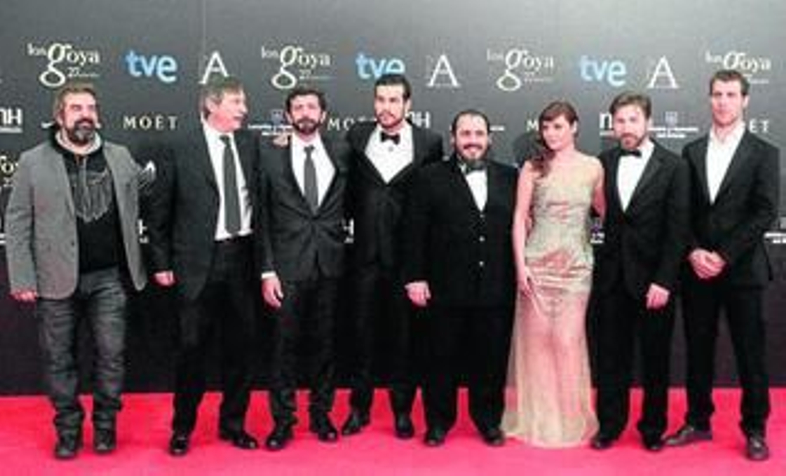 Gervasio Iglesias, primero por la izquierda, junto al director Alberto Rodríguez y el equipo actoral de Grupo 7 en la alfombra roja de los Goya.
