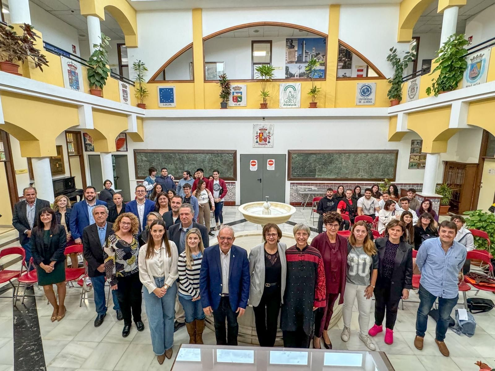 Responsables municipales y universitarios han rubricado el convenio en el Ayuntamiento de Vícar.