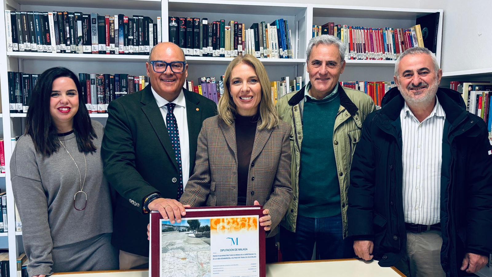 Alcalde de Vélez-Málaga, Jesús Lupiáñez, junto a Maria Nieves Atencia, diputada de Fomento e Infraestructuras en la presentación del inicio de las obras en el Arroyo de la Moneda