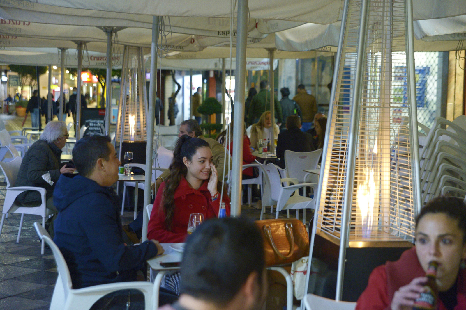 Fotos de ambiente de las calles de Algeciras el primer fin de semana de horario nocturno.