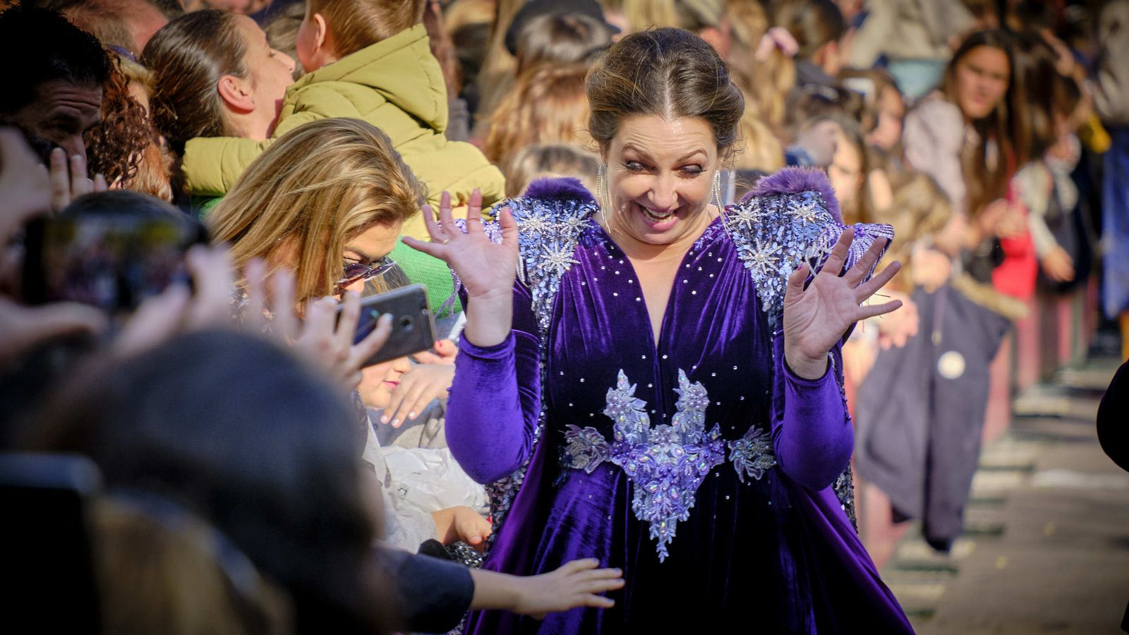 Los Reyes Magos saludan desde el balcón del Ayuntamiento