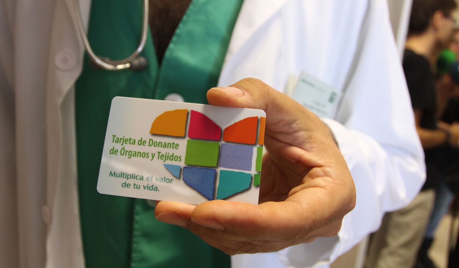 Un médico muestra la tarjeta de donantes de órganos y tejidos.