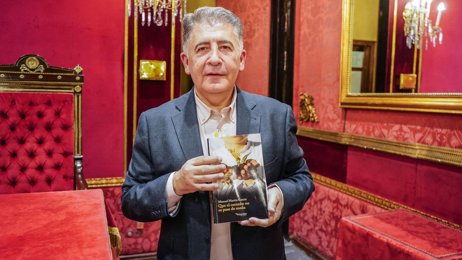 Manuel Martín, con su libro.