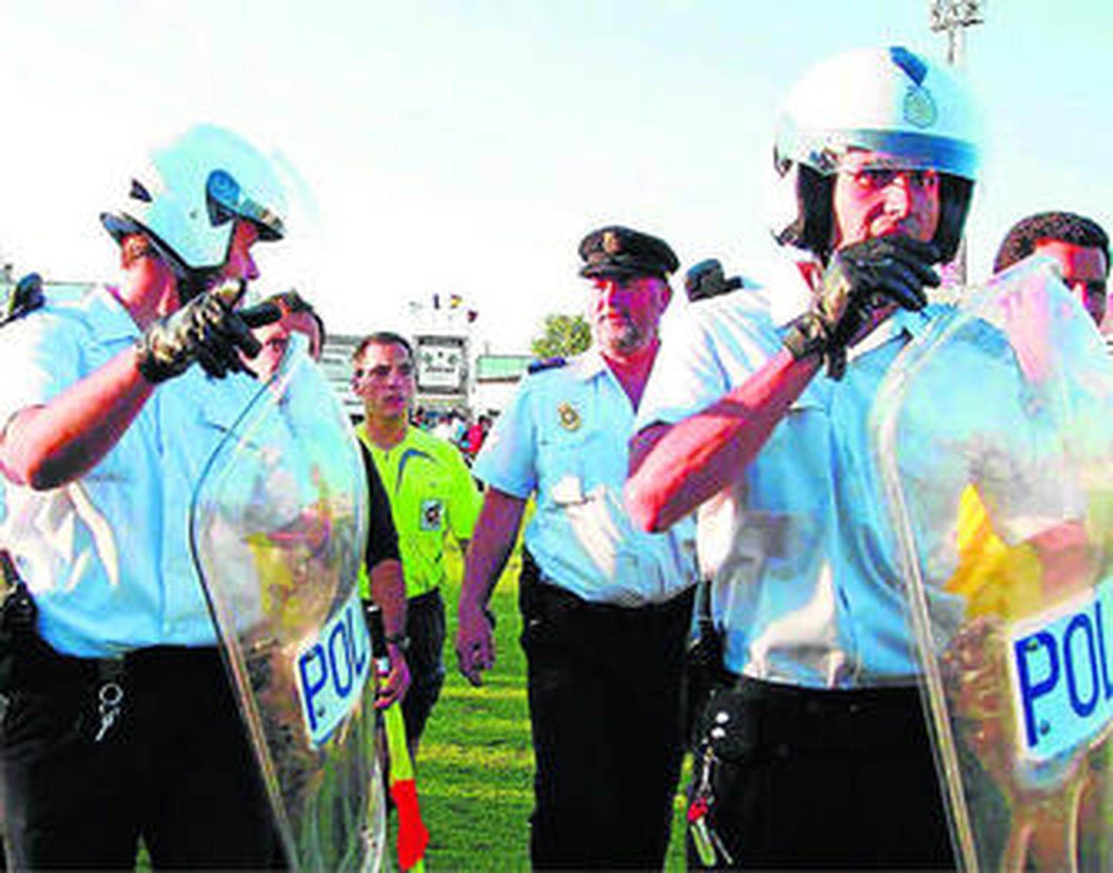 Vázquez Galán abandona el césped de El Palmar protegido por la Policía.