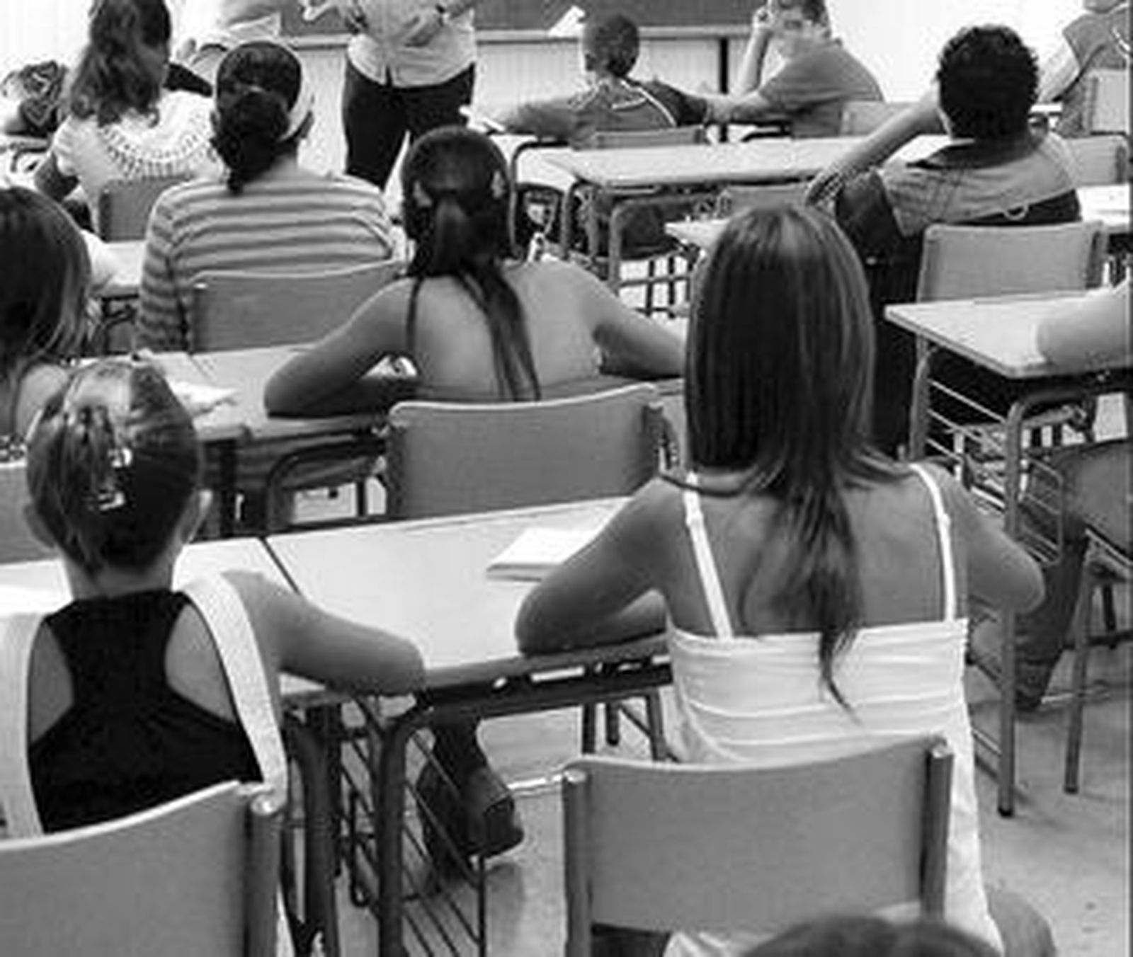 Alumnos en clase atendiendo a su profesor.