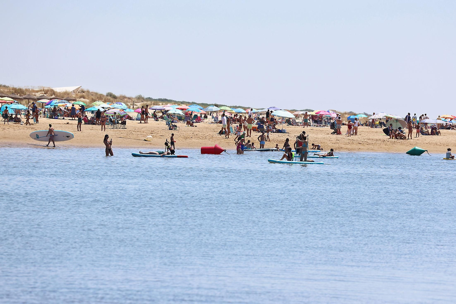 Ambiente en las playas de Huelva en la mañana de domingo