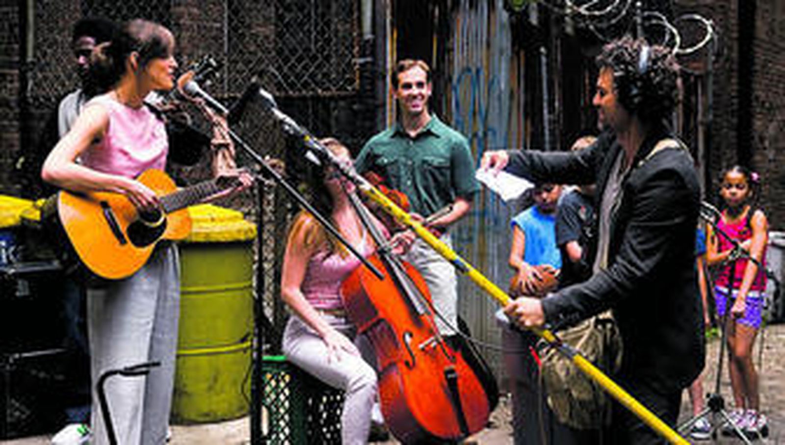 Keira Knightley y Mark Ruffalo, en primer término, en una escena de la nueva película de John Carney.