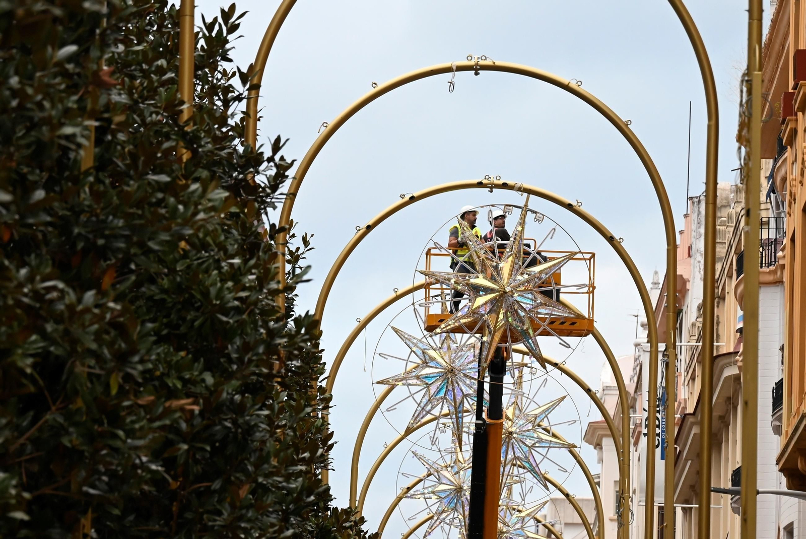 Las luces de Navidad de la calle Cruz Conde van tomando forma